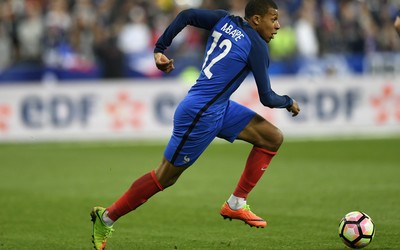 冠竞电竞精华-凯恩轻巧挑射四两拨千斤